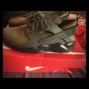 Basically New Men’s Nike Air Huarache Run Ultra 9